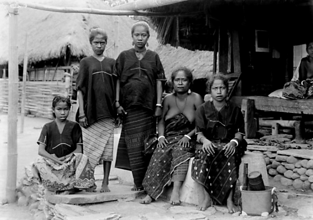 Wife and daughters of Raja Oga Ngole of Bo'a Waet