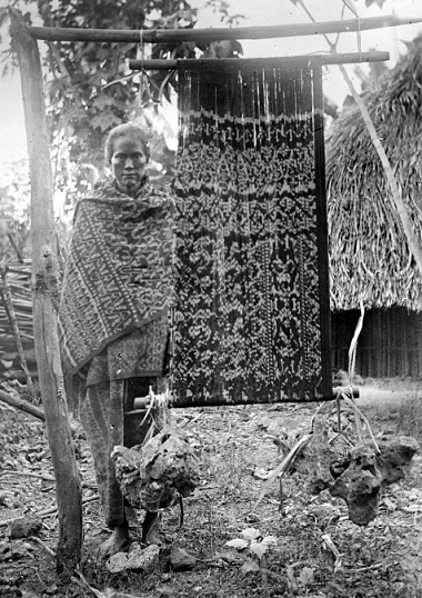 Ikat weaver from the island of Roti